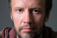 /news/segodnya-den-rozhdeniya-otmechaet-akter-anton-pakhomov/