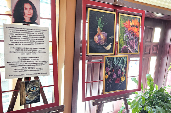  В фойе театра открыта выставка картин нашего художника-гримера Марии Максимовой