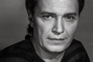 /news/segodnya-rol-sergeya-v-spektakle-utro-tumannoe-ispolnit-konstantin-konushkin/