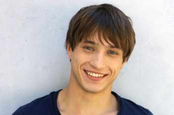 Сегодня Евгений Токарев впервые играет в спектакле "Сердце не камень"