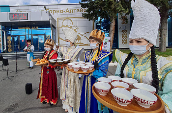 С 20 по 22 мая в рамках программы "Большие гастроли" мы покажем три спектакля в Горно-Алтайске