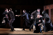 /news/10-11-i-28-aprelya-na-bolshoy-stsene-revizor-versiya/