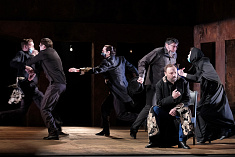 /news/10-11-i-28-aprelya-na-bolshoy-stsene-revizor-versiya/