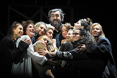 /news/komsomolskaya-pravda-v-moskovskom-teatre-et-cetera-premera-spektaklya-blazhennyy-ostrov/