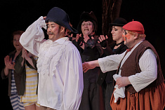 /news/pozdravlyaem-amadu-mamadakova-s-novoy-rolyu-v-spektakle-korol-ubyu/