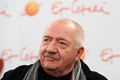 /news/pozdravlyaem-glavnogo-rezhissera-et-cetera-roberta-robertovicha-sturua/