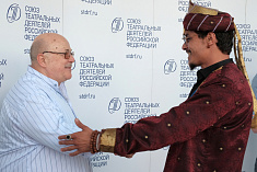 /news/aleksandr-kalyagin-vruchil-diplomy-uchastnikam-letney-shkoly-std-rf/