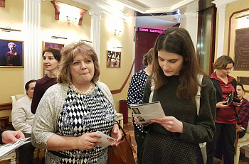 Нам 25 лет: автограф-сессия актеров после спектакля "Пожары" 