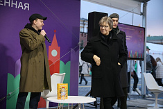/news/aktery-teatra-et-cetera-prinyali-uchastie-v-knizhnom-festivale-krasnaya-ploshchad/