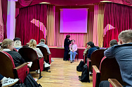 /news/v-shkole-641-sostoyalsya-master-klass-po-grimu-marii-maksimovoy-s-uchastiem-akterov-et-cetera-/