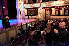 /news/gastroli-v-tbilisi-repetitsii-spektaklya-komediya-oshibok/