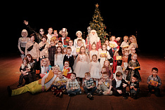 /news/novogodnyaya-elka-dlya-detey-akterov-i-sotrudnikov-et-cetera_1/