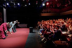 /news/premera-v-teatre-et-cetera-spektakl-tsiniki/