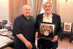 /news/aleksandr-kalyagin-vruchil-velikomu-tantsovshchiku-baletmeysteru-teatralnuyu-premiyu-zolotaya-maska-/