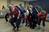 /news/repetitsii-spektaklya-mandat-n-erdmana-muzykalnyy-i-plasticheskiy-trening/