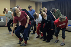 /news/repetitsii-spektaklya-mandat-n-erdmana-muzykalnyy-i-plasticheskiy-trening/