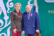 Заведующему декорационно-монтировочным цехом "Et Cetera" Сергею Беляеву была вручена медаль "За труды в культуре и искусстве"