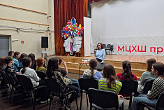 /news/teatr-v-shkole-master-klass-po-grimu-marii-maksimovoy-dlya-uchenikov-mtskhsh-pri-rakh/