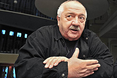 /news/intervyu-s-robertom-sturua-v-zhurnale-ogonek/