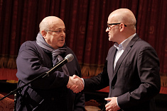 /news/kollektivu-teatra-byl-predstavlen-novyy-zamestitel-khud-rukovoditelya-yuriy-kravets/