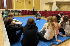 /news/segodnya-v-ramkakh-proekta-teatr-v-shkole-sostoyalsya-vyezdnoy-master-klass-po-rechi-s-uchastiem-val/