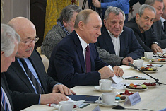 /news/vladimir-putin-vstretilsya-s-deyatelyami-teatralnogo-iskusstva-v-yaroslavle/