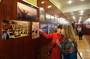 В фойе театра открылась фотовыставка "Наше лето"