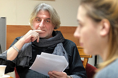 /news/rezhisser-aleksandr-morfov-pristupaet-k-repetitsiyam-/