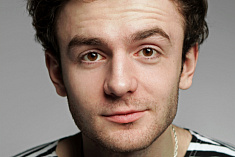 /news/v-spektakle-v-zone-dostupa-vpervye-igraet-akter-evgeniy-zasetskiy/