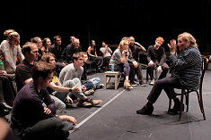 /news/master-klass-po-stsenicheskoy-rechi-a-n-petrovoy-s-akterami-nashego-teatra/