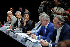 /news/v-et-cetera-sostoyalas-vstrecha-sergeya-sobyanina-s-khudrukami-moskovskikh-teatrov-/