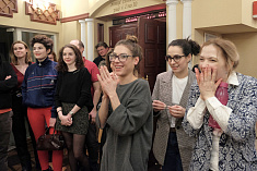 /news/8-marta-v-et-cetera-den-syurprizov-dlya-aktris-teatra/