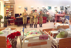 /news/artisty-spektaklya-nadezhda-vera-i-lyubov-vstretilis-s-podopechnymi-khospisa-kurkino-fond-vera-/