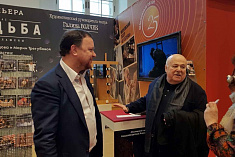 /news/otkrytie-moskovskogo-kulturnogo-foruma-v-manezhe-stend-teatra-et-cetera/