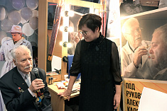 /news/vtoroy-den-et-cetera-na-kulturnom-forume-tvorcheskaya-vstrecha-s-grimerami-teatra-/