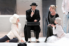 /news/otkrylas-prodazha-biletov-na-premernye-pokazy-spektaklya-eto-tak-esli-vam-tak-kazhetsya-/