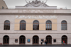 /news/segodnya-my-sygraem-pervyy-spektakl-revizor-versiya-v-rime/