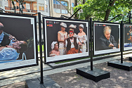 /news/ulichnaya-fotovystavka-v-glavnoy-roli-aleksandr-kalyagin-otkrylas-na-tverskom-bulvare/