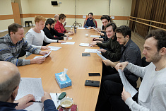 /news/rezhisser-egor-ravinskiy-pristupaet-k-repetitsiyam-spektaklya-po-povesti-a-p-chekhova/