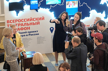 Передача символа Года театра состоялась на сцене театра "Et Cetera"