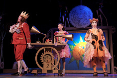 /news/den-chetvertyy-v-khabarovske-detskiy-spektakl-korolevskaya-korova-/