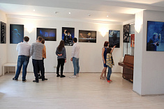 /news/v-eko-otele-akter-ruza-otkrylas-fotovystavka-olega-khaimova-/