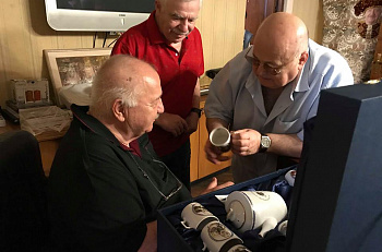 Руководство "Et Cetera" поздравило Роберта Стуруа с юбилеем в Тбилиси