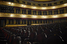 /news/translyatsiya-spektaklya-konets-igry-v-postanovke-roberta-sturua-posvyashchennogo-kompozitoru-gii-ka/