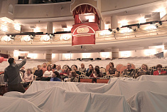 /news/8-i-9-marta-sostoyalis-ekskursii-promenad-po-zakulisyu-teatra-s-chitkoy-otryvkov-iz-rasskazov-m-tven/