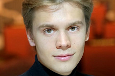 /news/vpervye-v-spektakle-mandat-igraet-vladimir-urm/