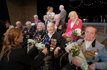 Почетными гостями спектакля "Надежда, вера и любовь" стали ветераны Великой Отечественной войны